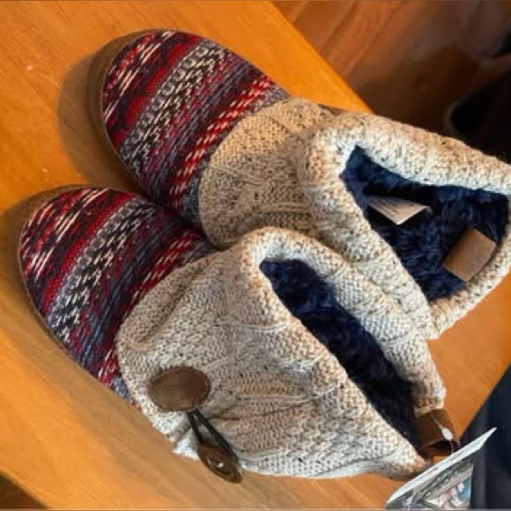New With Tags Women’s Size Small (5-6) Muk Luks Slippers